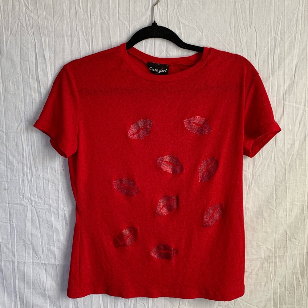 90s/Y2K Cute Girl USA Kissy Lips Red Short Sleeve Top